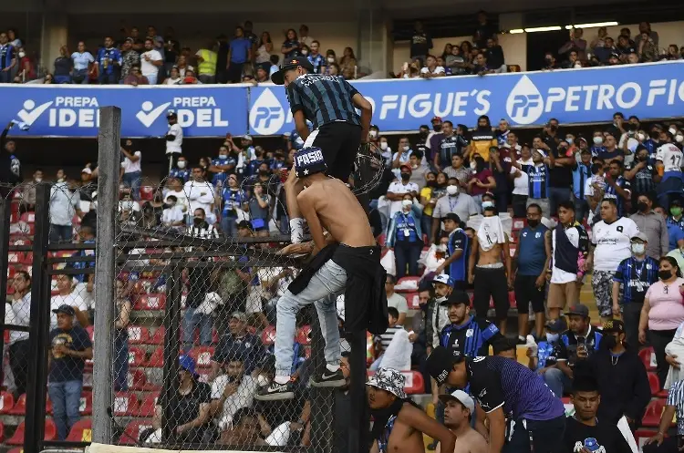 Así comenzó la bronca e invasión de cancha en el Querétaro vs Atlas (VIDEO)