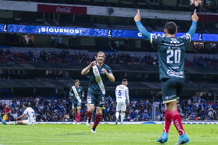Puebla se impone a Cruz Azul y recupera la cima de la Liga MX