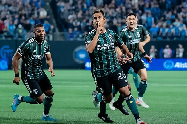 Mexicano Efraín Álvarez anota golazo en la MLS (VIDEO)
