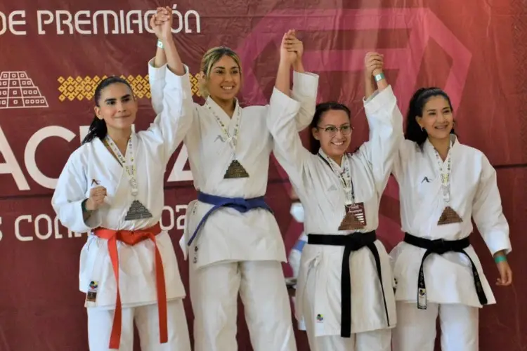 Encabeza Poza Rica  karate de Juegos Estatales 