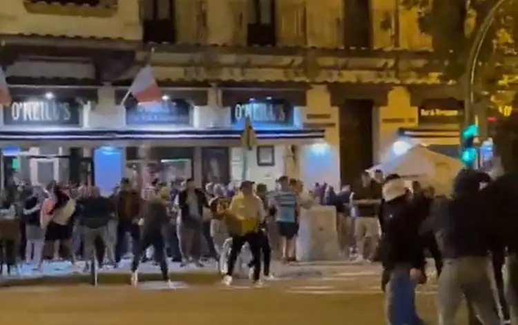 Hinchas de West Ham y Frankfurt tienen batalla campal en España (VIDEO)