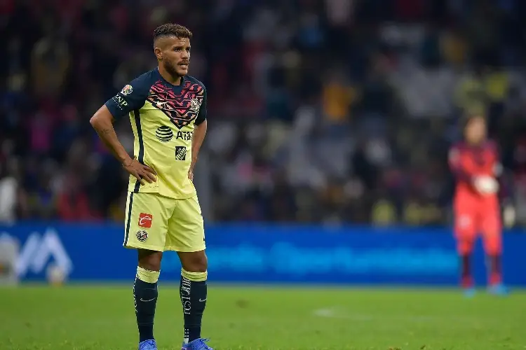 Jonathan dos Santos se va expulsado en su primer Clásico Nacional (VIDEO)