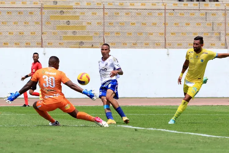 Gol de 'Puma' Chávez da primer triunfo a su club en Perú (VIDEO)