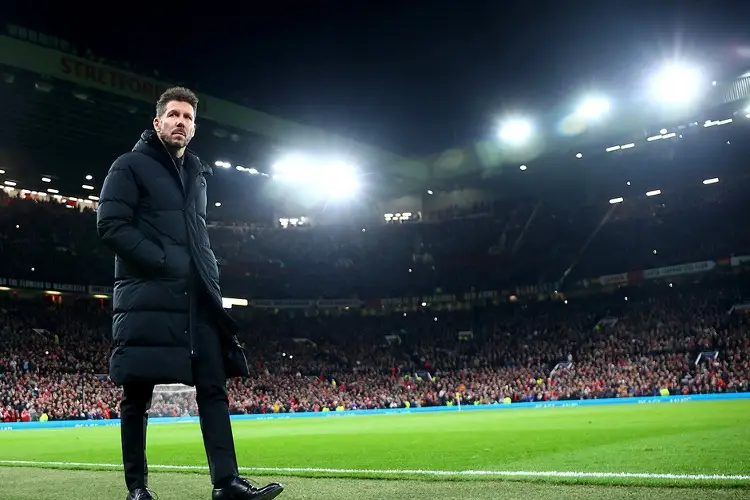 Afición del ManUtd agredió al 'Cholo' Simeone tras eliminación (VIDEO)