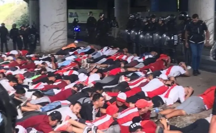 Policía detiene a 150 hinchas de la barra de River Plate