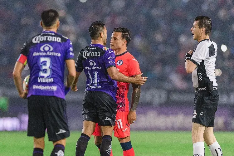 Vienes a robar, te pesa la camiseta: Marco Fabián a Cristian Tabó (VIDEO)