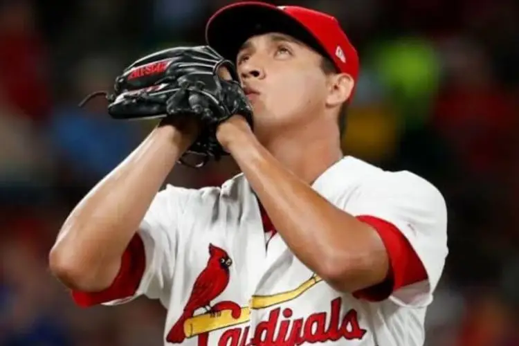 Cardenales gana, mexicano Gallegos salva juego