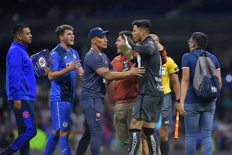 Jugadores de Cruz Azul se 'querían comer vivo' a Talavera (VIDEO)