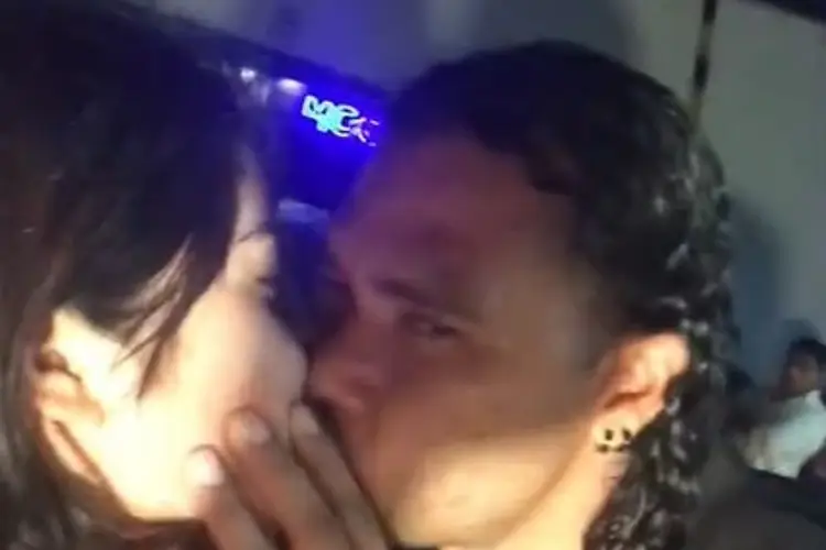 Se viraliza video del 'Gullit' ebrio y 'robando' beso a una chica (VIDEO)