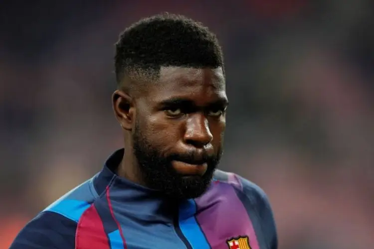 Jugador del Barcelona se enoja con niño que tocó su carro (VIDEO)