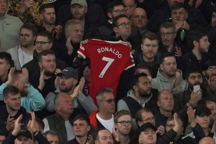 Emotivo momento dedicado a Cristiano en el Liverpool vs Manchester United(VIDEO)