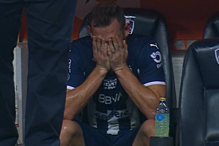 Janssen rompe en llanto tras no marcar gol (VIDEO)