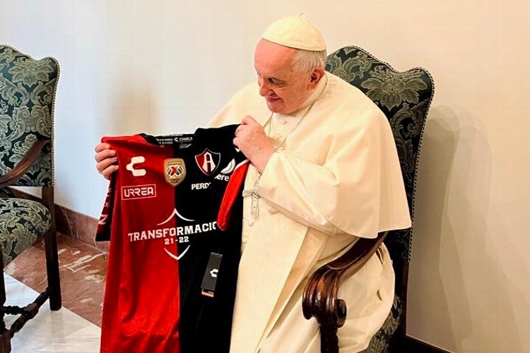 El Papa Francisco recibe jersey del Atlas