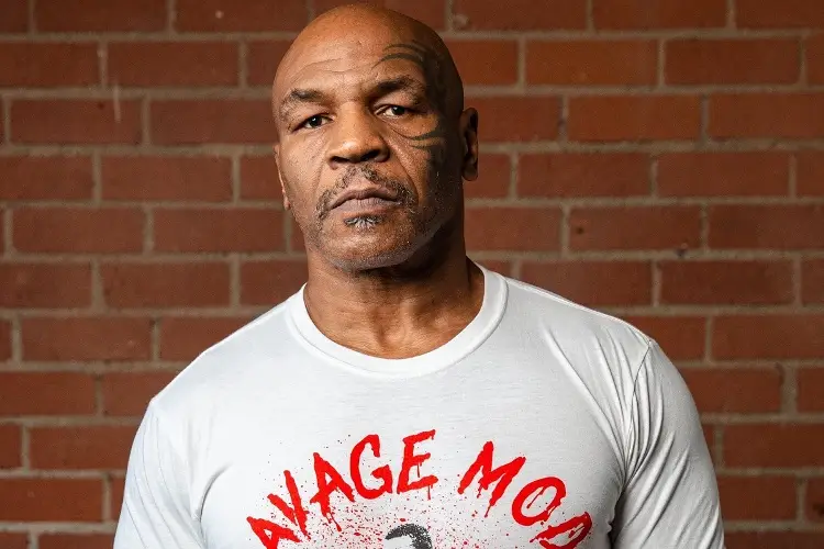 Mike Tyson enloquece y golpea a un sujeto en un avión (VIDEO)