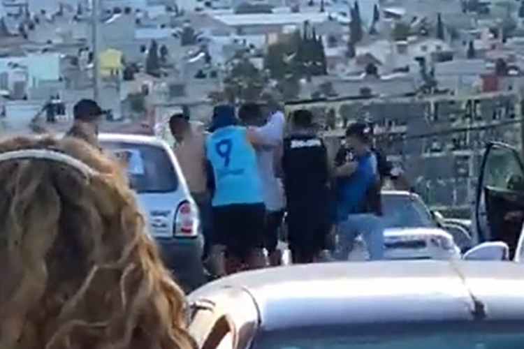 Aficionados de Pachuca golpean a los de Rayados (VIDEO)