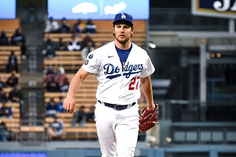 Suspenden dos años a pitcher de los Dodgers por violencia