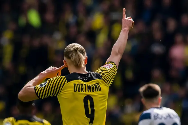 Haaland marca triplete pero no evita la caída del Dortmund 