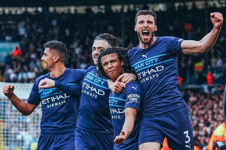 Manchester City golea y regresa a la cima de la Premier League