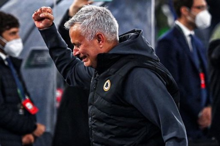 Mourinho llora al calificar con la Roma a la Final