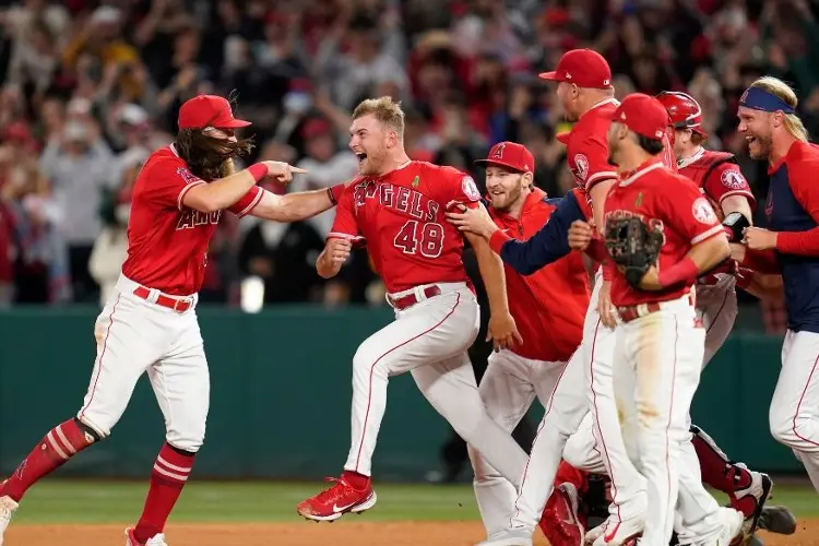 Reid Detmers lanza juego sin hit ni carrera en Grandes Ligas