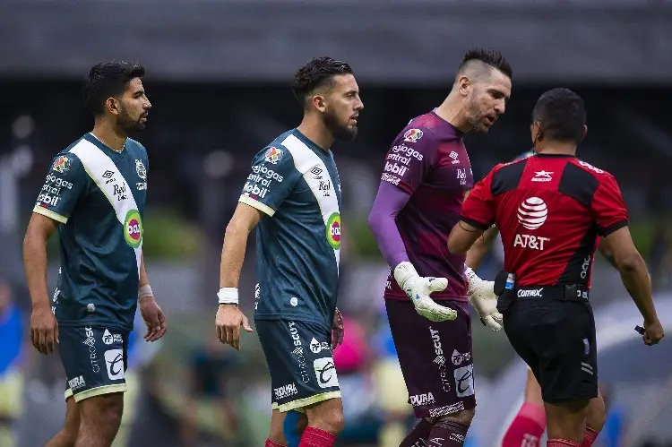 Portero de Puebla explota contra el arbitraje