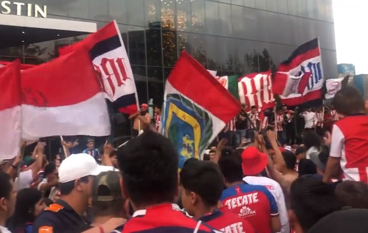 Jugadores de Chivas plantan a fans que les llevaron serenata (VIDEOS)