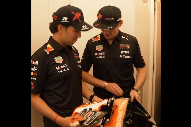 Verstappen se luce con regalos para el hijo de 'Checo' Pérez (VIDEO) 