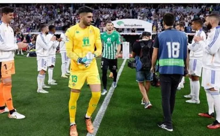 Doble pasillo en el Bernabéu para dos campeones 