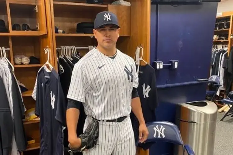 Yankees activa al mexicano Manny Bañuelos