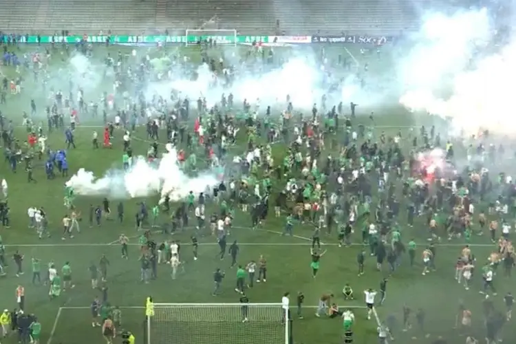 Invaden cancha para atacar jugadores tras descender en Francia (VIDEOS)