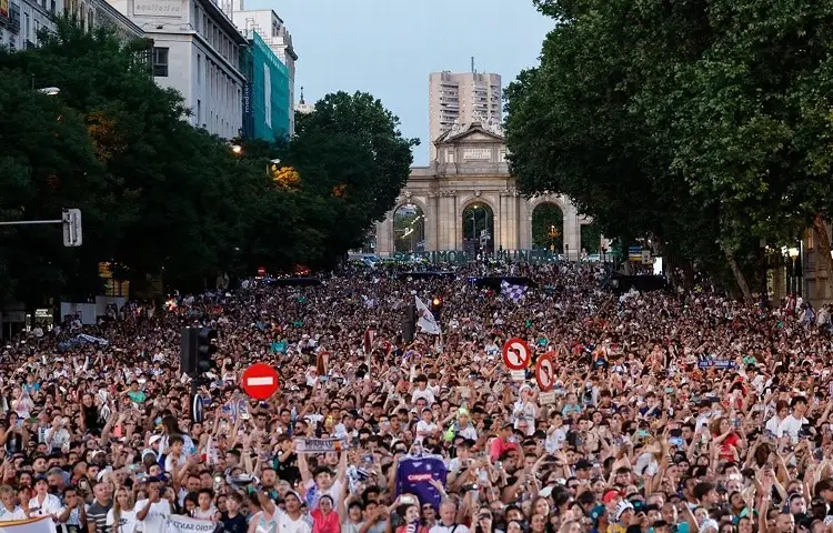 Afición del Madrid se acuerda de Mbappé en celebración (VIDEO)