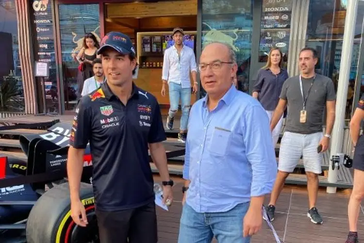 Ex Presidente Calderón se echa a la alberca para celebrar con 'Checo' (VIDEO)