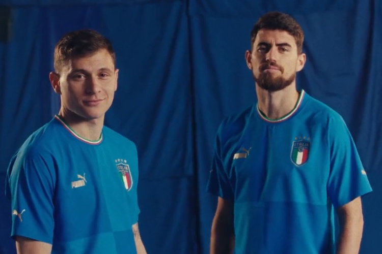 Italia presenta su nuevo jersey aunque no irá al Mundial (VIDEO)
