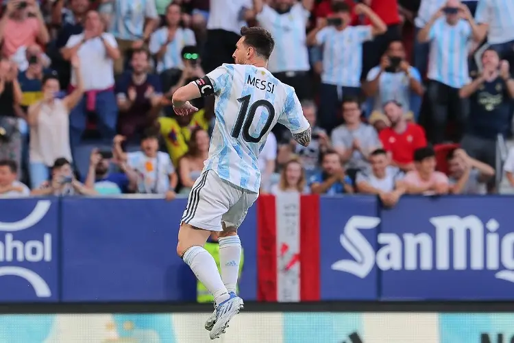 ¡Implacable! Messi hace historia en goleada de Argentina 