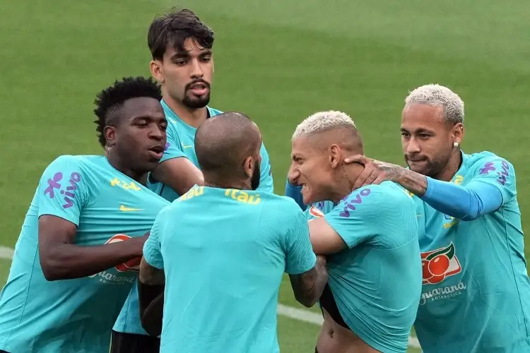 Captan a Vinicius y Richarlison 'a los golpes' (VIDEO)