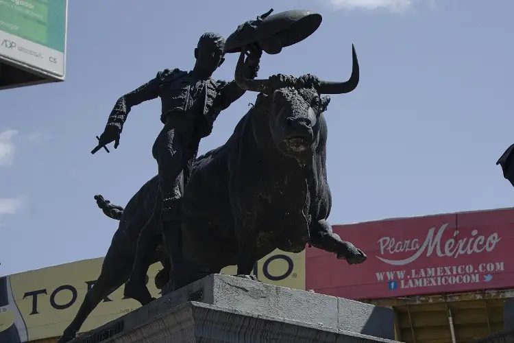 Prohíben corridas en la Plaza México por tiempo indefinido