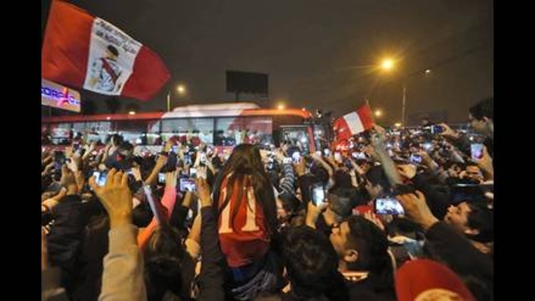 Peruanos reciben a su selección con cariño 