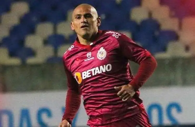 A sus 41 años, 'Chupete' Suazo sigue brillando en Chile