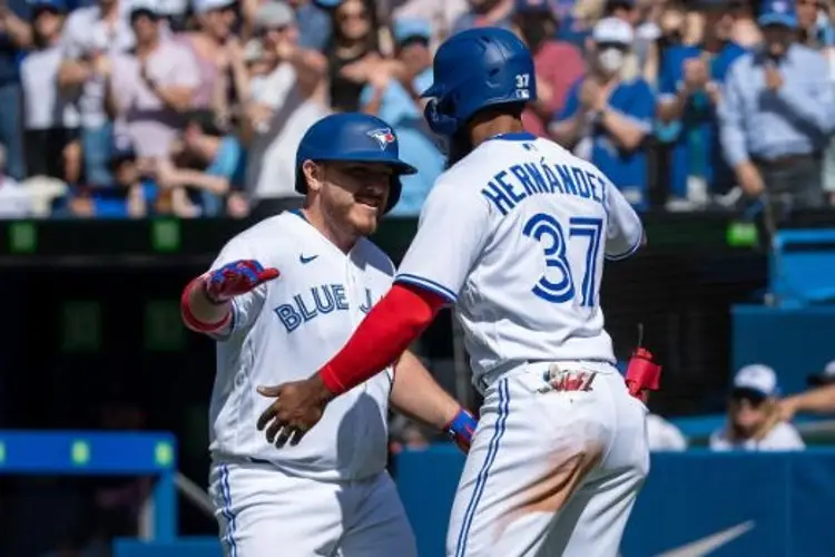 Alejandro Kirk y los Blue Jays remontan ante Yankees