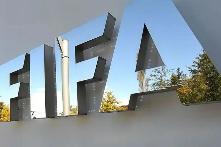 FIFA amplía derecho a suspender contratos con clubes rusos y ucranianos