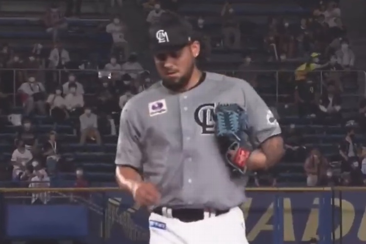 Roberto Osuna debuta en el béisbol de Japón (VIDEO)