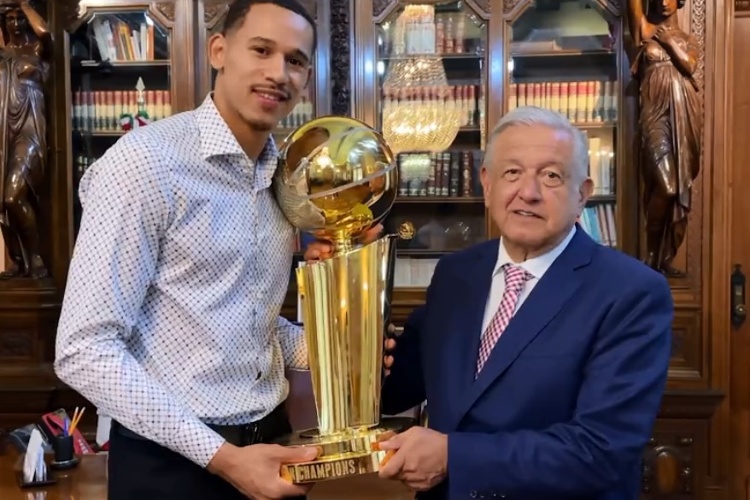 Toscano presentó en México el trofeo de la NBA