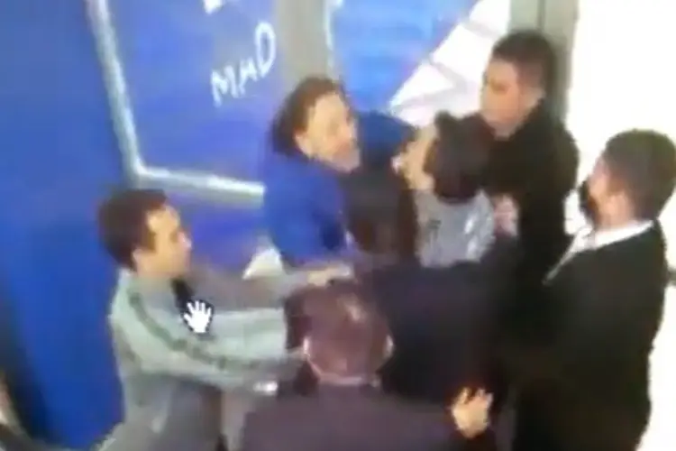 DT en Argentina golpea a rival y termina detenido por la policía (VIDEO)