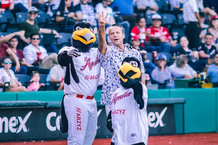 Alfredo Adame, presente en el juego de El Águila