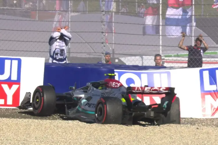 Lewis Hamilton sufre aparatoso choque en Austria (VIDEO)