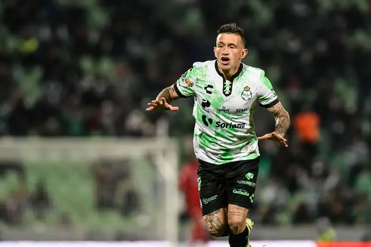 Lozano sigue en Santos ¿Se irá?