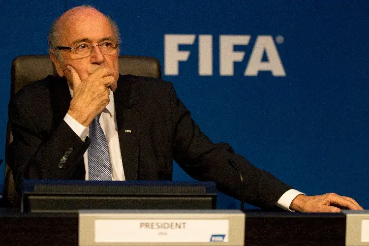 Joseph Blatter reapaece y amenaza con revelar secretos del futbol