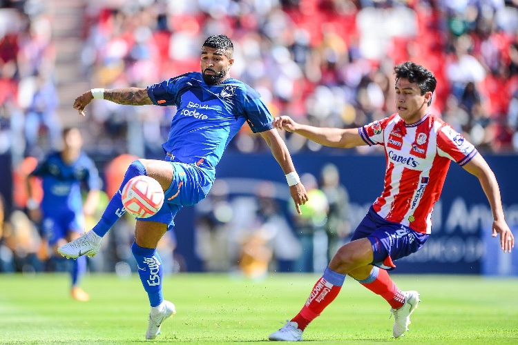Rodrigo Aguirre preocupa a Rayados tras lesión