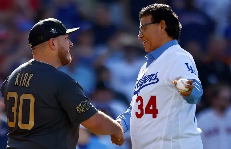 Fernando Valenzuela lanza primera bola en el Juego de Estrellas