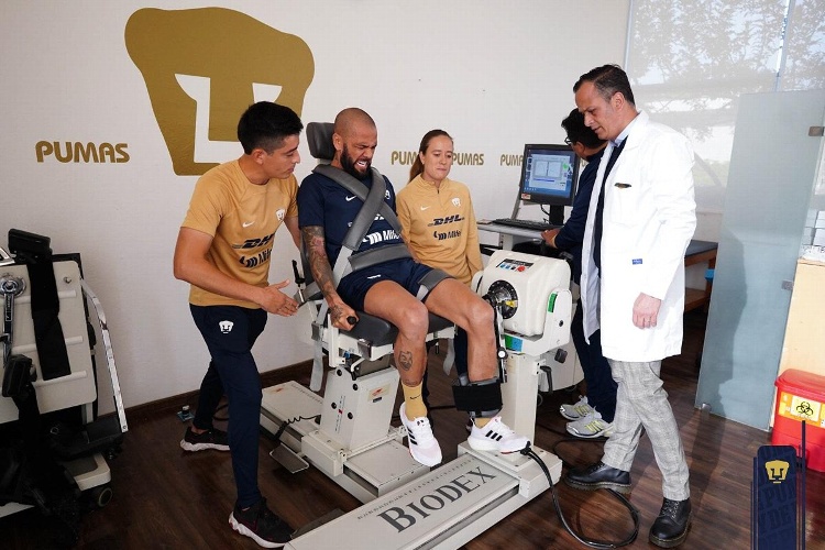 Dani Alves realiza exámenes médicos con Pumas (FOTOS)